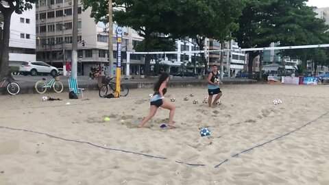 Treino de futevôlei feminino. Defesa de pingo, lob e paralela