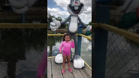 ADIVINHA COM QUEM EU ENCONTREI NO PARQUE AQUATICO ?? BRINCANDO COM O PERNALONGA MUITO FELIZ AMEI !!!