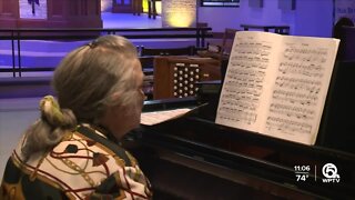 Ukrainian pianist holds concert to raise money to help refugees