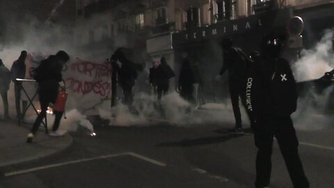 France: Police fire tear gas on demonstrators as pension reform protests rage in Lyon - 17.04.2023