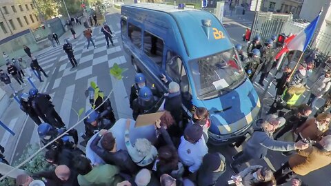 Nice Antipass vaccinal : tension devant l hôpital. Les manifestants bloqués par la police