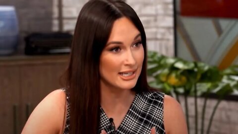 Kacey Musgraves Goes Off On American Airlines Employee’s ‘Appalling’ Behavior