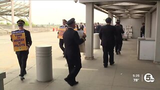 Dozens of United Airlines pilots picket outside of Hopkins for better contracts