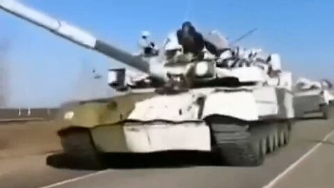 Obrovská kolona ruských tanků se zimní kamufláží míří k hranicím Charkovské oblasti