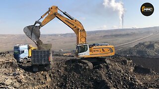 Big 976 Liebherr Loading Trucks | Highly-skilled Operator Gets The Job Done