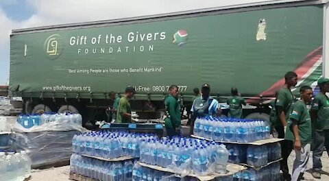 SOUTH AFRICA - Cape Town - Gift of the Givers load water for Grahamstown (Video) (K4t)
