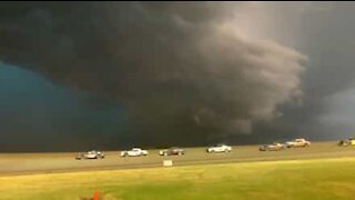 Un énorme orage se forme lors d'une course