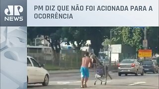 Homem furta e carrega poste em carrinho no Rio de Janeiro