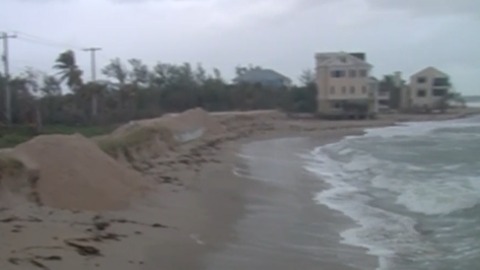Rough surf & gusty winds hit hard at Bathtub Beach