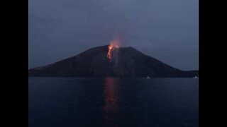 Unbelievable images of Italy's Stromboli volcano erupting!