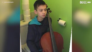Jovem violoncelista arrasa desafio do papel higiénico