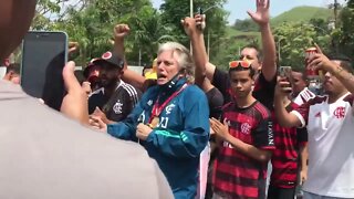 Torcida do Flamengo cantando o nome do "Vidal" antes do embarque para SP (final da Copa do Brasil)