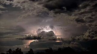 Tordenvær lyser opp den australske himmelen