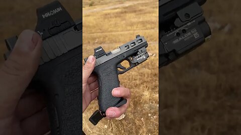 Look what he’s done to his Glock 17… You like? #gun #america #pistol #customglock