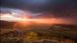 Un orage pendant le coucher de soleil crée un paysage époustouflant