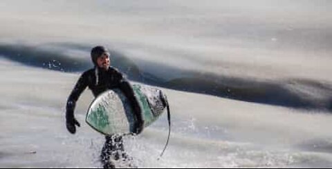 Des surfeurs essaient de surfer sur des vagues gelées dans le Massachusetts