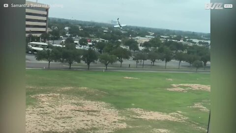L'aereo utilizza un paracadute per l'atterraggio d'emergenza
