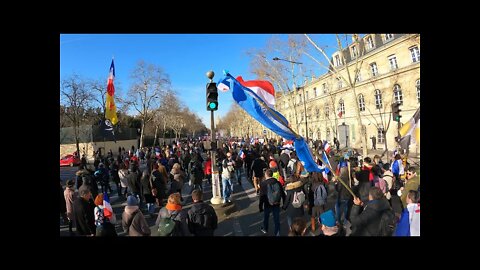 Manifestation contre le pass vaccinal place du Palais Royal à Paris le 12/02/2021 - Vidéo 7