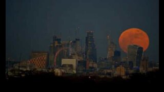 Vidéo accélérée de la Super Lune bleue de sang dans le ciel de Londres