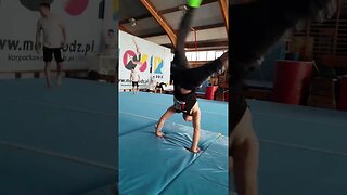 Trzeba kombinować #akrobatyka #salto #youtubeshorts #trening #shortvideo #skills #parkour #gymnast