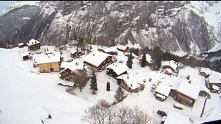 Paragliding over snødekte Sveitsiske fjell