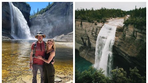 Tu peux aller marcher au pied de cette chute de 76 m au Québec et l'endroit est surréel