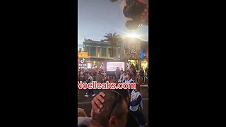 Live at Universal Studios Orlando Macy's Day Thanksgiving day Parade but we m8ssing 2 of 4 kids