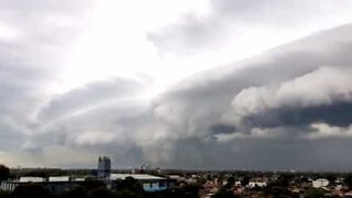 Mystisk kæmpe sky set i Sydney