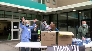 Brewers, Milwaukee Fire Department thank heroes at Aurora St. Luke's with Wahlburgers