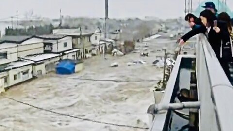 No Escape Nerve Racking Flood Build Up Traps Shocked People On Roof - Japan Tsunami