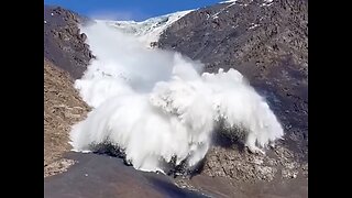 HUGE AVALANCHE🏔️🧗📸MOVES RAPIDLY DOWN MOUNTAINS WHILE HIKING🏔️🚷🗻💫