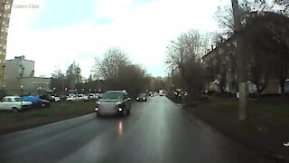 Atropelamento assustador é filmado por câmara de carro