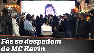 Velório de MC Kevin tem grande fila de fãs e comoção