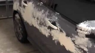 Barn dækker fars bil i maling!
