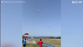 Un parachutiste atterrit sur un Slip 'N Slide