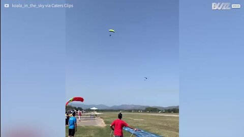 Un parachutiste atterrit sur un Slip 'N Slide