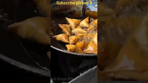 testy samosa 😱#viral #streetfood #foodshorts #blogs #funny #youtubeshorts #shorts #samosa