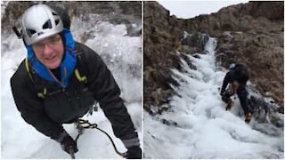 Alpinisti scalano una cascata congelata in Galles