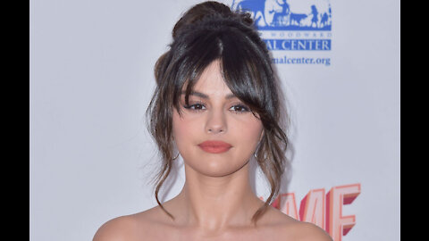 Selena Gomez tired of world's obsession with her dating life