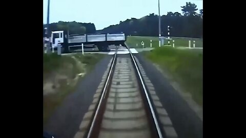 TRAIN COLLIEDS WITH TRUCK🚇🚛STOCK ON RAILWAY CROSSING🇵🇱🚉🚛💫