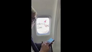 Passageiro nos EUA abre porta do avião e sai pouco antes da decolagem