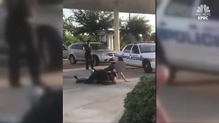 Houston police struggle with suspect as security guard films interaction