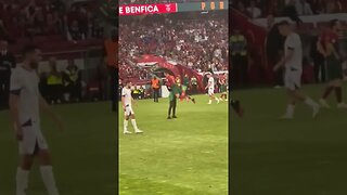 Torcedor invadindo o campo e abraçando CR7