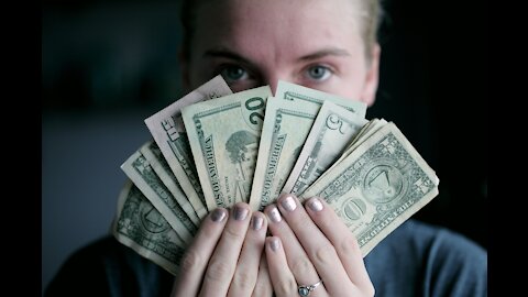 MINIMALISM & MONEY: 10 TIPS TO SIMPLIFY YOUR FINANCES