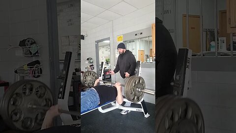 335lbs for reps, Crazy 🤪 old man