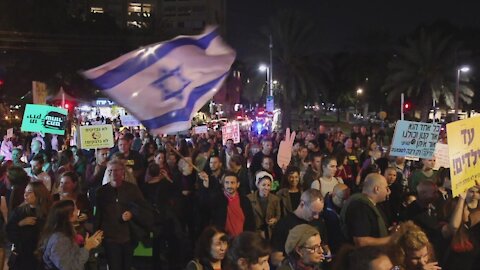 Israel: Protesters march against COVID-19 restrix in Tel Aviv - 27.11.2021