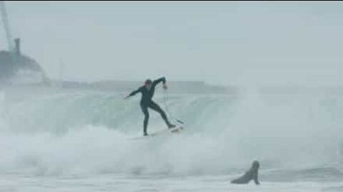 Onda causa queda grave a surfista profissional