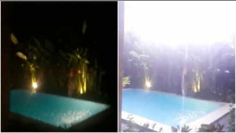 Blixten slår ner i en pool i Bali