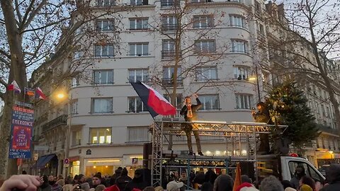 Florian Philippot prend la parole à la manifestation, place Pierre Laroques à Paris le 17/12/2022