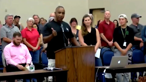 “No estoy oprimido”: Padre afroamericano recibe aplausos por su poderoso discurso en consejo escolar